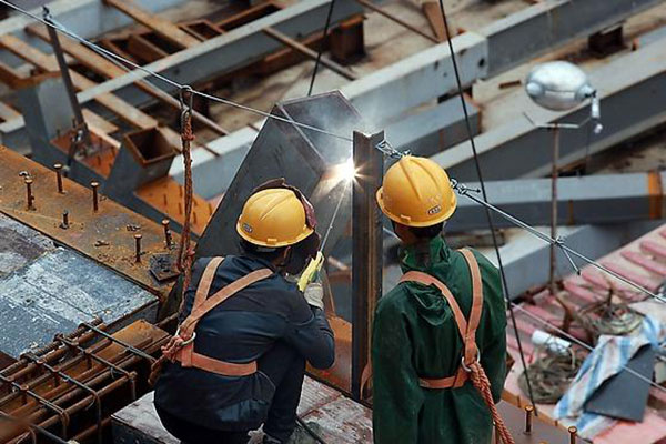 共建安全高效的施工環境沈陽鋼結構制作工廠溫馨提示夏季施工注意事項